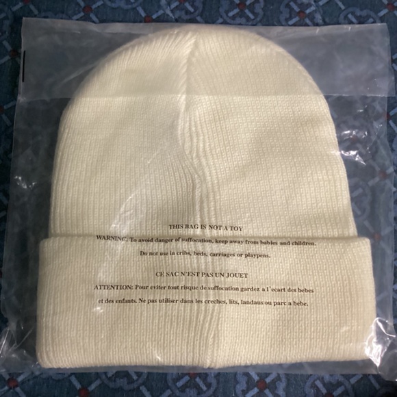 Victoria’s Secret Pink Rib Knit Beanie Creamer Crest Graphic NWT - Picture 3 of 4